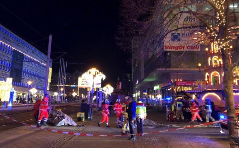 Carro invade mercado de Natal na Alemanha, mata ao menos 1 e fere 60