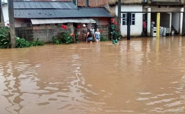 Cinco pessoas ficam desalojadas após chuvas no ES