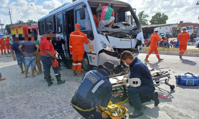Colisão entre caminhão e microônibus deixa oito vítimas em Paulista