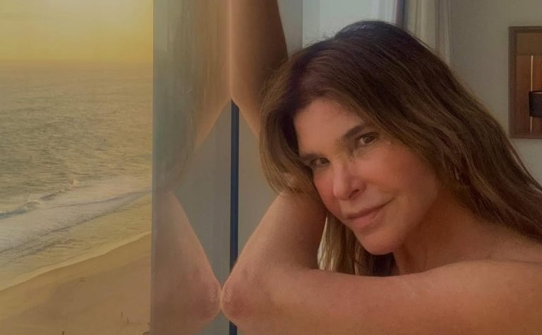 Cristiana Oliveira posa de topless em varanda e reflete sobre a chegada aos 61 anos