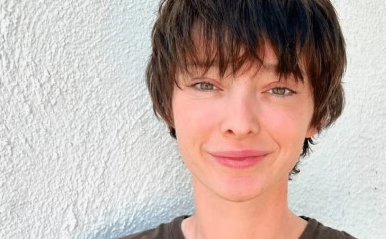 Emma Dumont, de Oppenheimer, revela ser pessoa trans masculina não binária