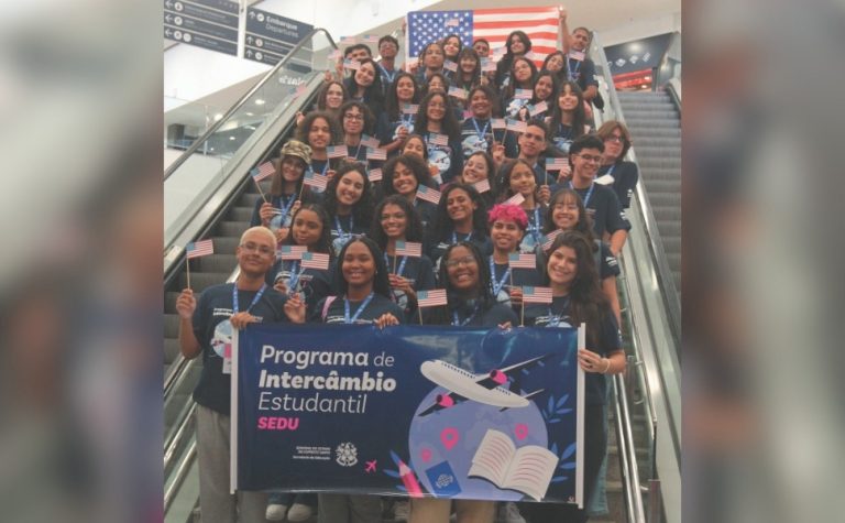 Emoção no embarque de estudantes para os EUA