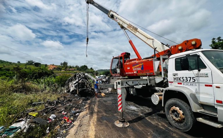 Empresa divulga lista de quem estava no ônibus envolvido em acidente em MG