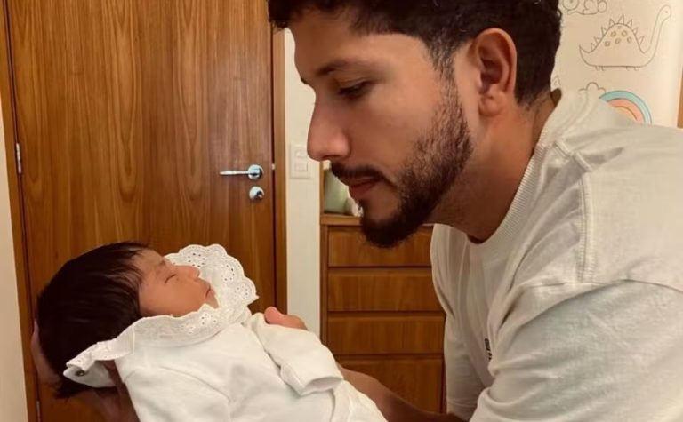 ‘Está 24 horas presente’, diz Iza sobre Yuri Lima, pai de Nala