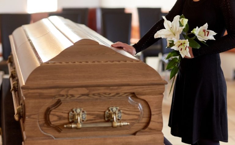 Família descobre no velório que corpo era de outra pessoa e que parente estava viva