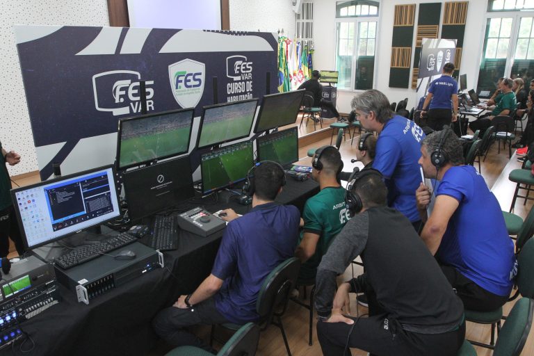 Federação de Futebol do ES capacita 32 árbitros para a função de VAR
