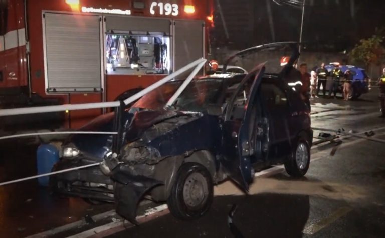 Homem morre e criança fica ferida após carro colidir em grade na Leitão da Silva