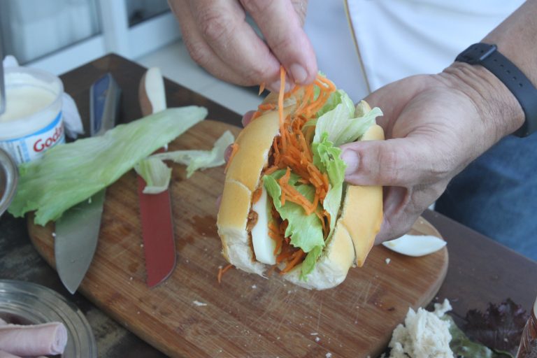 Lanche para as férias: sanduíche de pão de sal com pasta de sardinha