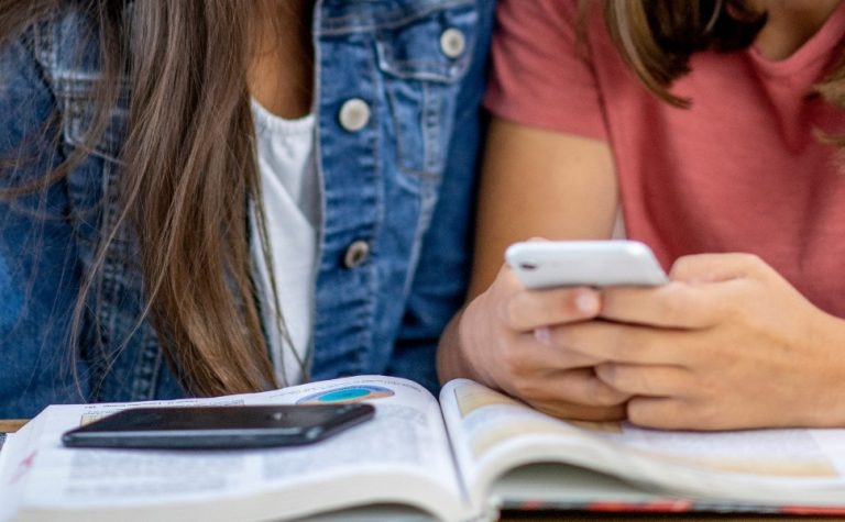 Lei que proíbe celular em escolas públicas e particulares de SP é sancionada