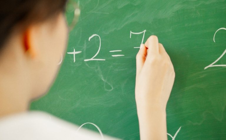 Mais da metade dos alunos chega ao 4º ano sem aprendizado mínimo em matemática