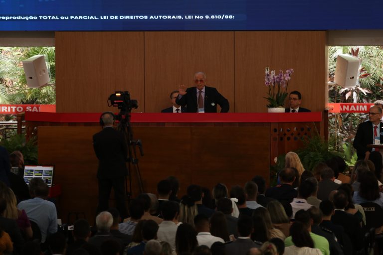 Maranata cresce sem pedir dinheiro