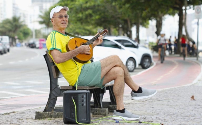 Médico aposentado dá show com bandolim no calçadão de Vila Velha