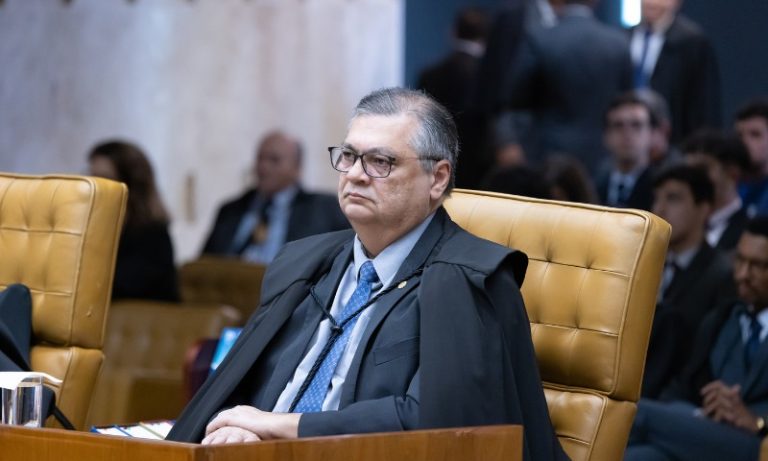 Dino suspende o pagamento de R$ 4,2 bilhões em emendas de comissão