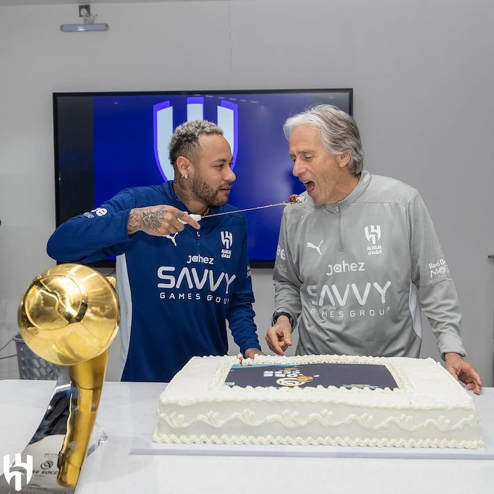 Neymar dá bolo na boca de Jorge Jesus durante homenagem ao técnico