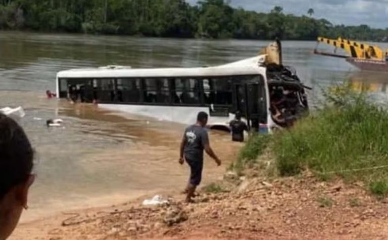 Ônibus cai em rio durante travessia de balsa no Pará, e criança desaparece