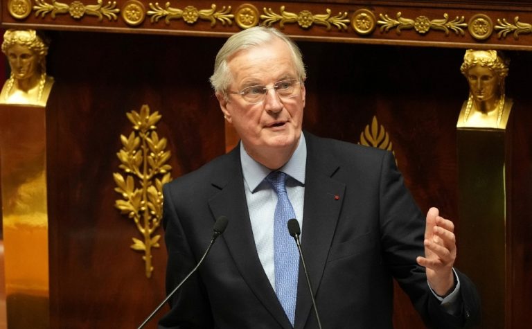 Parlamento francês aprova voto de desconfiança e primeiro-ministro é destituído