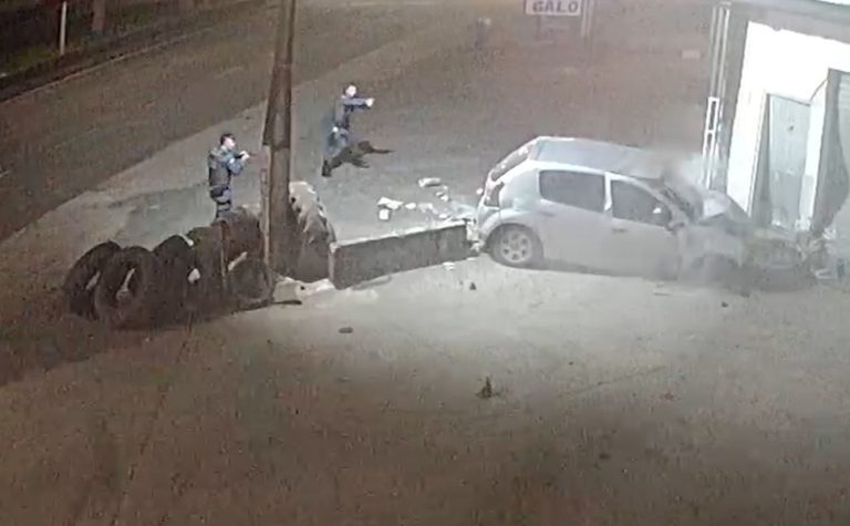 Perseguição policial termina com acidente e morte em Cariacica; veja o vídeo