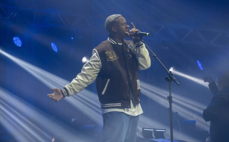 Rapper capixaba Akilla canta sobre “vida falsa” dos artistas