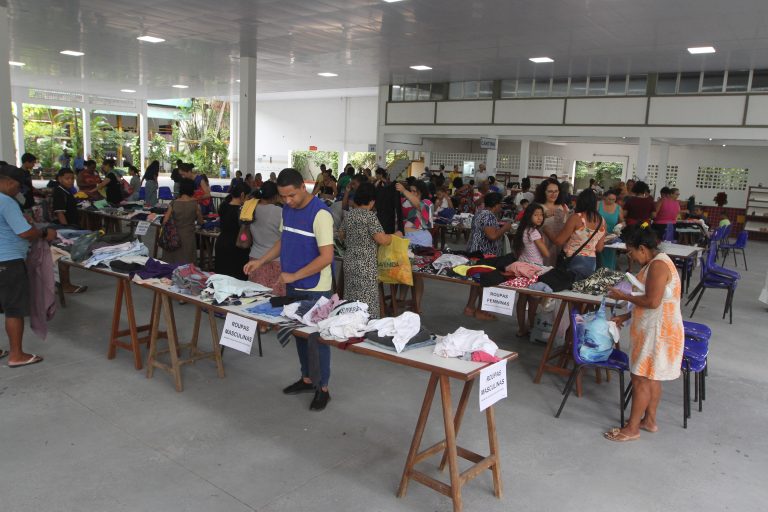 Roupas e brinquedos para famílias carentes na Serra