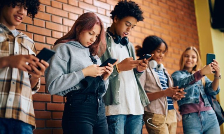 Senado deve aprovar nesta quarta o banimento nacional de celular nas escolas