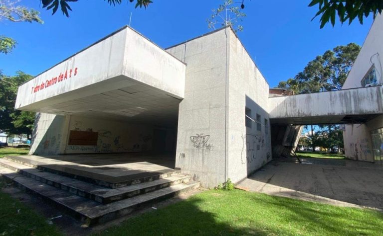 Universitários e professores pedem retomada de obras de novo teatro da Ufes