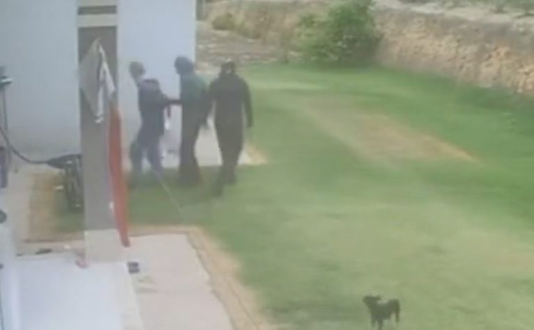 VÍDEO | Casal é rendido por assaltantes encapuzados dentro de casa no ES