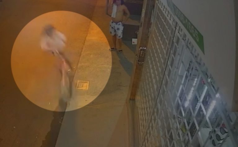 VÍDEO | Ciclista perde o controle e colide em vitrine de ótica no Sul do ES