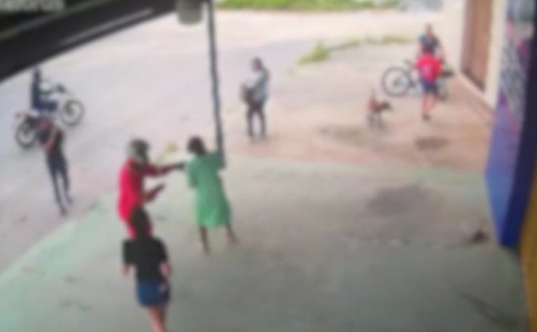VÍDEO | Homens de moto fazem arrastão em ponto de ônibus na Serra