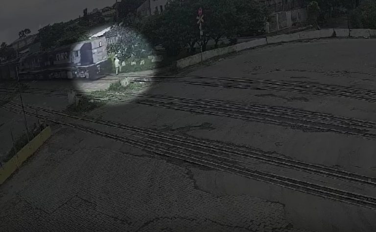 VÍDEO | Idoso sobrevive após ser atropelado por trem no Paraná