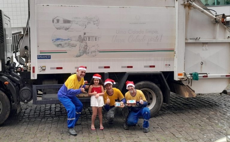 VÍDEO | Menina de 6 anos entrega presentes de Natal para garis no ES