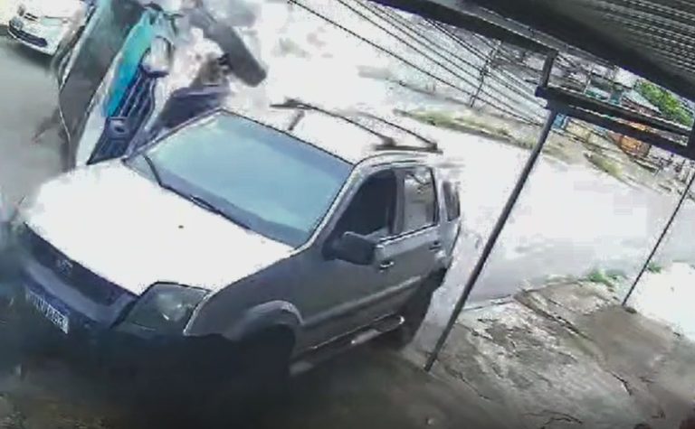 VÍDEO | Viatura capota após policial passar mal ao volante na Serra