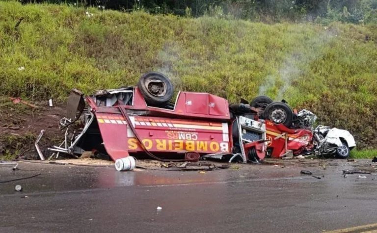Acidente entre caminhão de bombeiros e carro deixa cinco mortos no RS