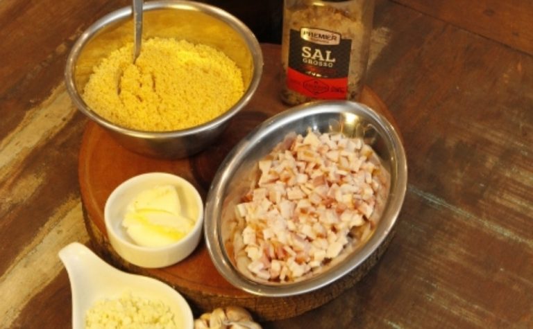 Aprenda a fazer Farofa de alho e bacon, ideal para acompanhar o seu churrasco