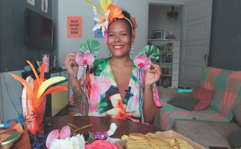 Aprenda a fazer um arco com flores e presilha de orquídea para curtir o Carnaval