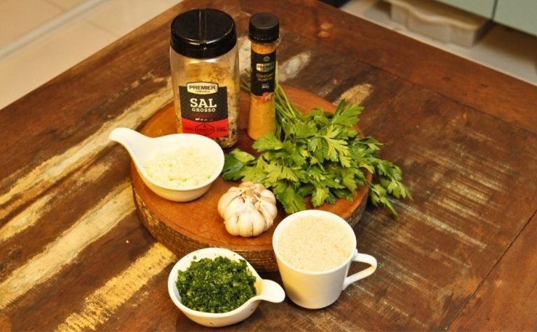 Arroz de açafrão e salsinha: acompanhamento para o seu churrasco