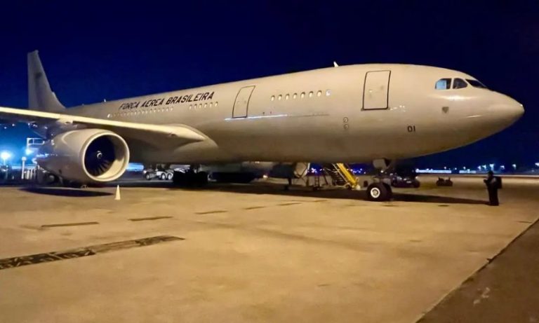 FAB levará brasileiros deportados dos EUA de Manaus para Minas Gerais