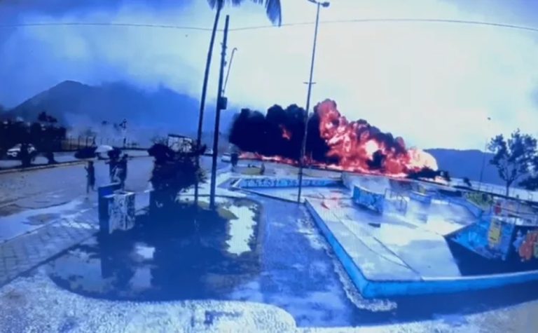 Avião ultrapassa pista, explode na praia e deixa ao menos um morto em Ubatuba, SP