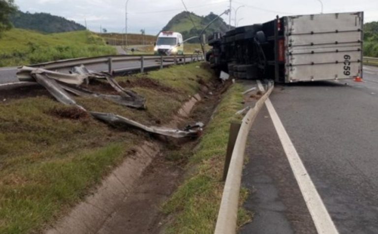 BR-101 é parcialmente interditada após carreta tombar em Guarapari