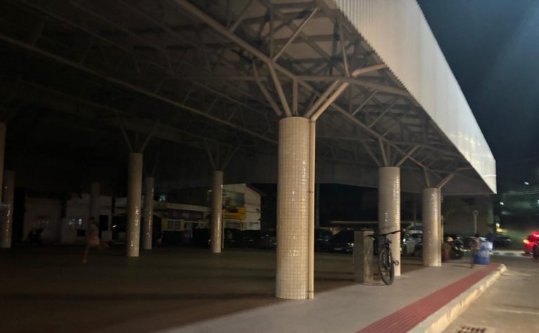 Bairros de Anchieta ficam sem energia e prefeitura suspende Arena de Verão