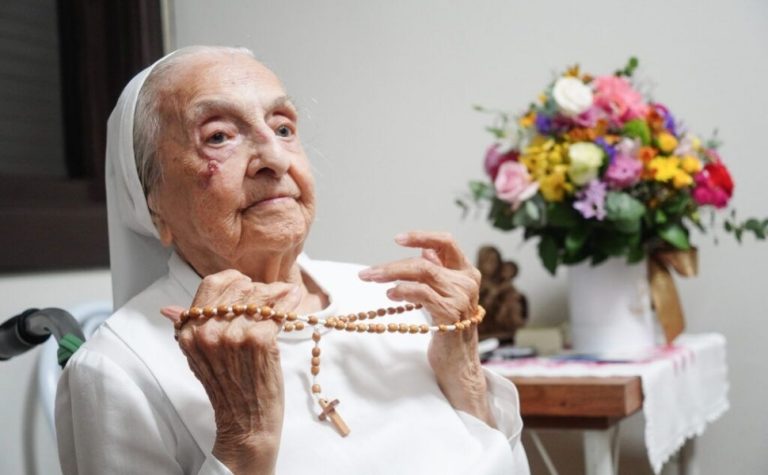 Brasileira de 116 anos se torna pessoa mais velha do mundo, diz instituto