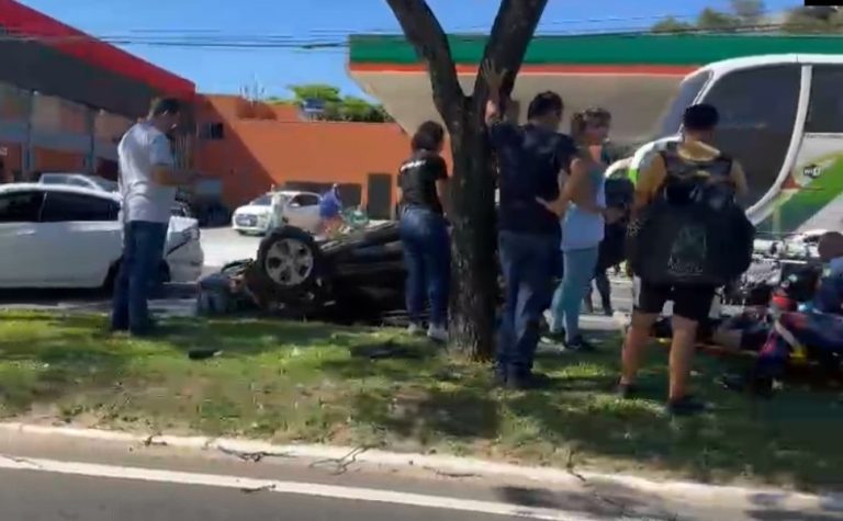 Carro capota após batida e deixa trânsito complicado em Vitória