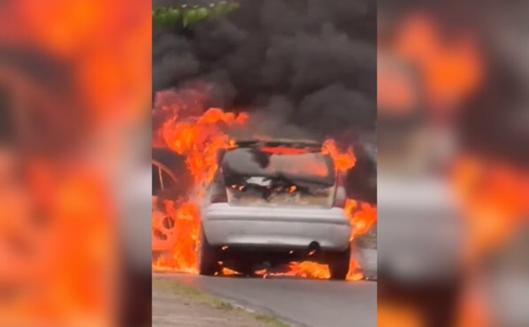 VÍDEO | Carro pega fogo em Vila Velha e congestiona acesso à Terceira Ponte