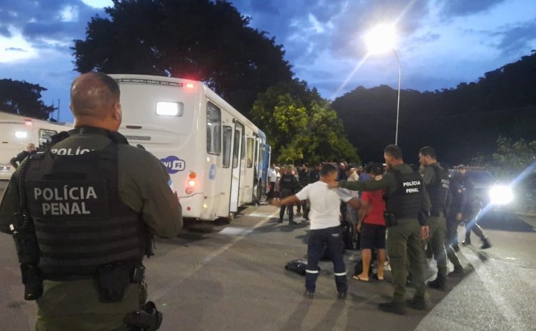 Celulares apreendidos com detentos durante operação em ônibus do Transcol em Viana