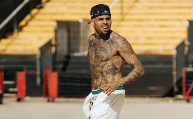 Chris Brown processa Warner em R$ 2,9 bi por documentário: Não sou estuprador