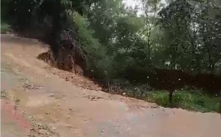 Chuva faz parte de rua ceder e aumenta risco de deslizamentos em Colatina