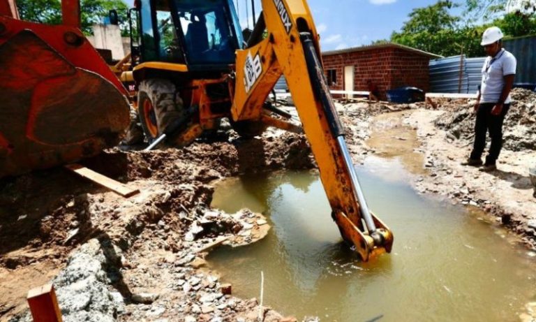 Compesa inicia reparo de adutora rompida em Afogados; 30 bairros afetados