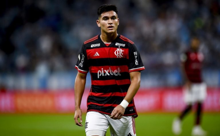 De surpresa, Flamengo anuncia empréstimo de Carlos Alcaraz para clube inglês