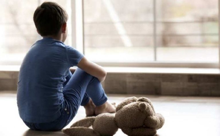 Deixar criança sozinha em casa é considerado crime? Entenda