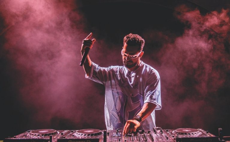 Dennis comanda o baile em Guarapari