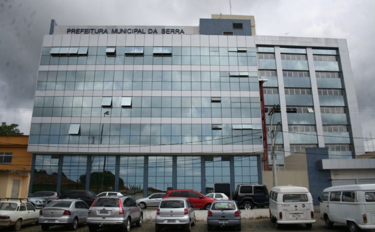 Mais cargos, tíquete maior e gratificação na Prefeitura e Câmara da Serra